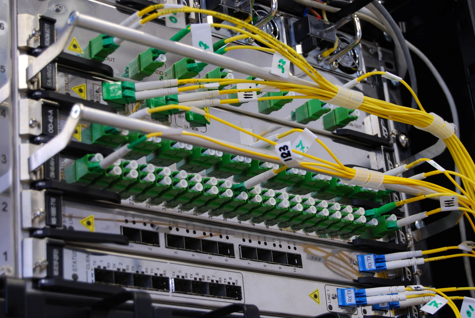 microngroup-fibre-optic-patch-panel-and-network-gigabit-switch